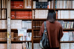 bibliothèque livre librairie femme